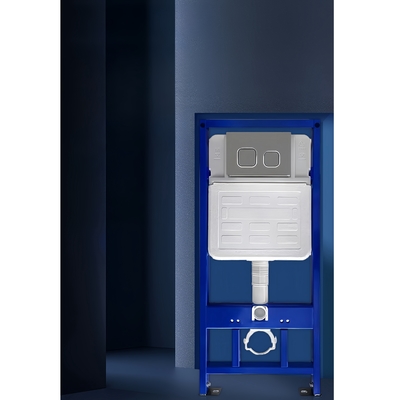 Bagno sanitario in ceramica moderno con serbatoio ad acqua di plastica in acciaio
